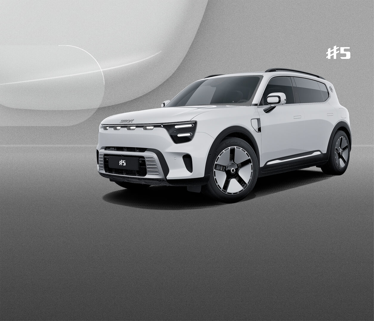 Der smart #5 steht vor einem grauen Hintergrund. Das Fahrzeug ist weiß. 